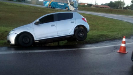 Carro sai de retorno e cai em buraco no Jardim Boa Vista