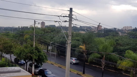 Após ventos fortes, dia amanhece chuvoso em Hortolândia