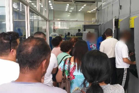 Clientes reclamam de longa espera no autoatendimento devido a reestruturação nos caixas eletrônicos