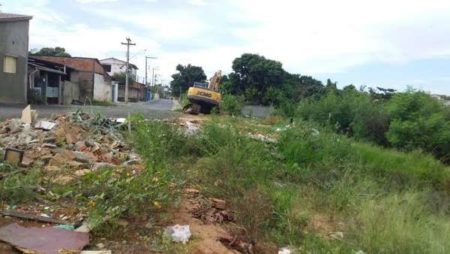 Prefeitura retira entulho descartado irregularmente na Vila Inema