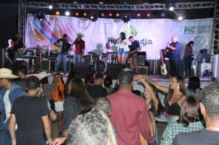 Palco da Prefeitura terá atrações musicais variadas no rodeio