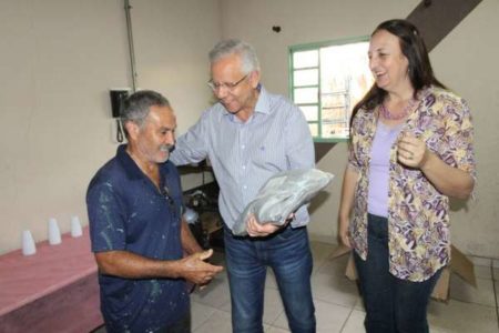 Trabalhadores da Manutenção Escolar recebem uniformes novos