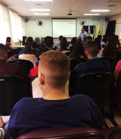 Jovens participam de seminário sobre empregabilidade