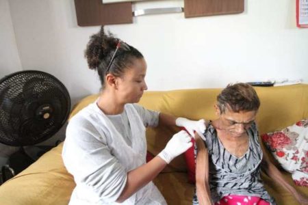 Equipe do PADO vacina pacientes acamados contra a Gripe