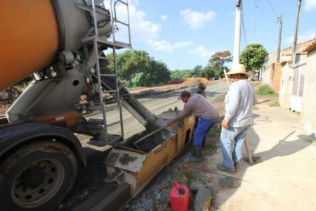 Rua Pará recebe guias em trecho que será asfaltado