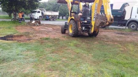 Prefeitura retira entulho de áreas públicas em três bairros
