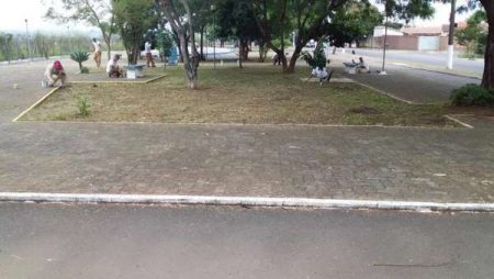 Praça do Jd. Adelaide recebe cuidados da Prefeitura