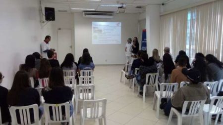 Alunos do curso de nutrição da ETEC conhecem fábrica da Wickbold