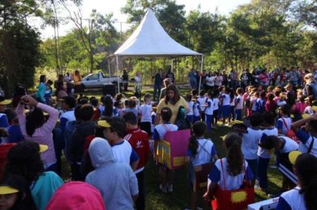 Estudantes e famílias participam de atividades de educação no trânsito