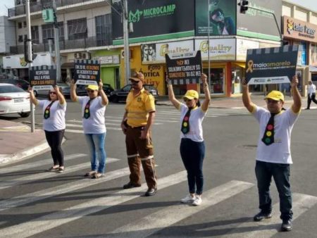 Maio Amarelo realiza blitz educativa no trecho da SP-101 em Hortolândia