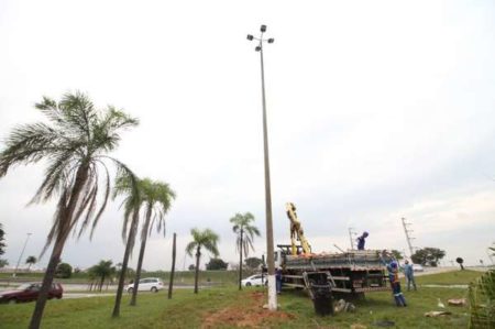 Prefeitura ilumina trevo da EMS com lâmpadas de LED