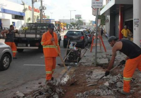Calçamento na rua Luiz Camilo começa no trecho da Escola Estadual
