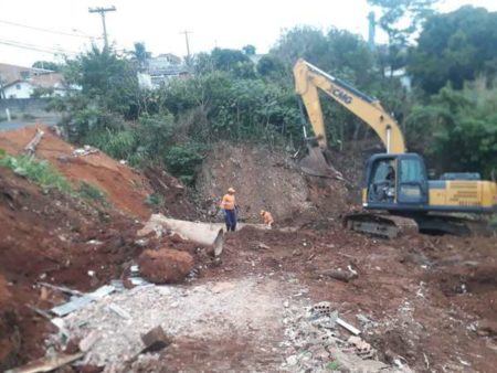 Prefeitura reforma ponte que liga o Jd. São Camilo ao Jd. Estefânia