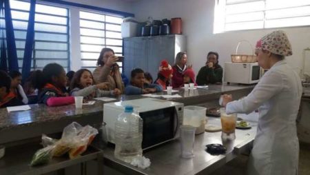 Oficina ensina aproveitamento integral de alimentos a escoteiros