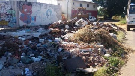 Prefeitura retira entulho descartado de modo irregular no Jd. Nova Europa
