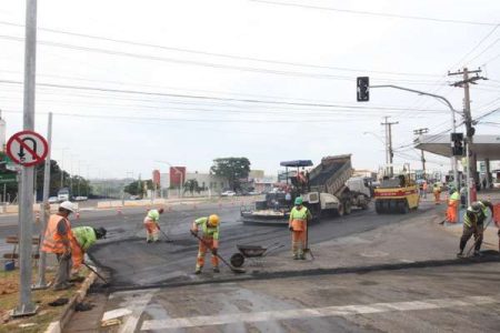 Ligação da Av. Olívio Franceschini com a Ponte Estaiada recebe asfalto