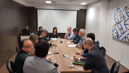 Prefeito cobra recursos do Governo Federal para retomada da obra do CIE