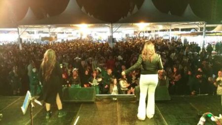 Palco da Prefeitura apresenta artistas da cidade e região na Festa do Peão