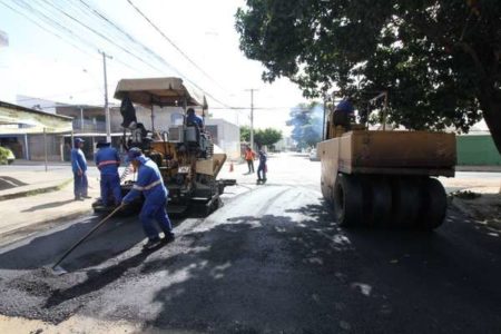 Prefeitura realiza asfalto em novo trecho da rua Almirante Barroso