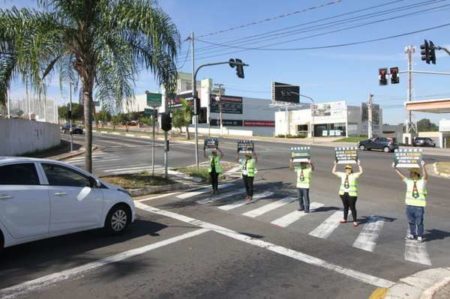 Blitz educativa conscientiza motoristas sobre direção segura