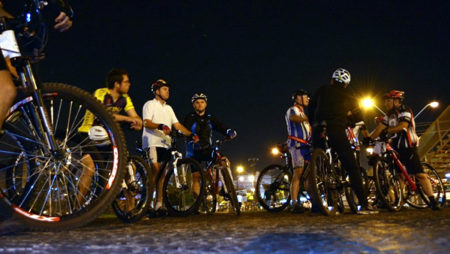 Grupo de ciclismo “Amigos da bike” promove pedal noturno para iniciantes