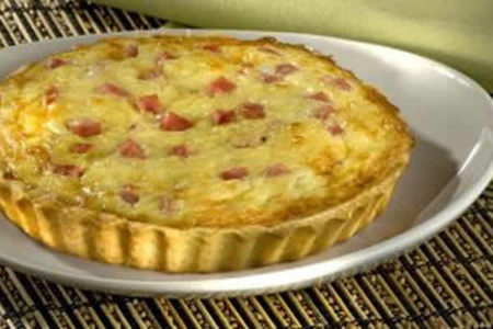 Aprenda a preparar uma prática e rápida quiche de presunto de queijo