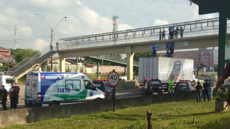 Homem ameaça se jogar de passarela em Hortolândia