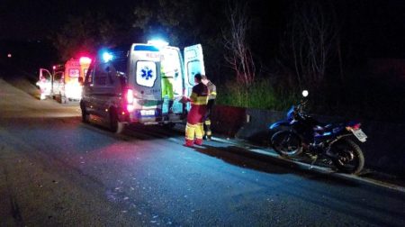 Homem fica ferido após moto bater em mureta de proteção na saída para Bandeirantes, em Hortolândia