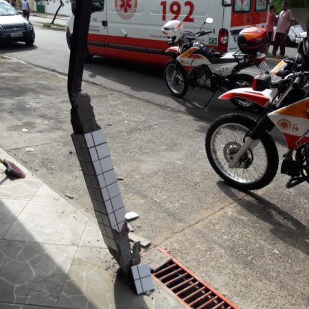 Dois adolescentes ficam feridos ao colidir bicicleta contra pilar no Jardim Amanda