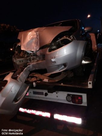 Motorista embriagado bate carro em poste na Avenida da Emancipação no Jd. do Bosque, em Hortolândia