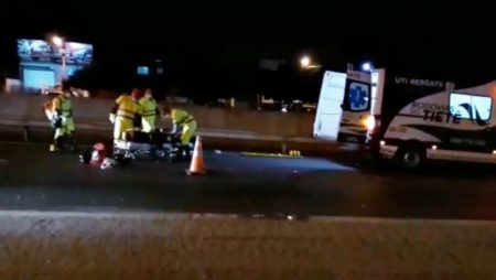 Motociclista e garupa ficam feridos após colidir na traseira de carro na SP-101