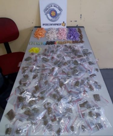 PM prende traficante e apreende drogas após denúncia anônima, no Jd Primavera, em Hortolândia