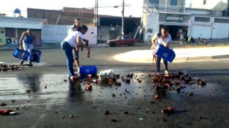 Carga de cerveja cai de caminhão e se espalha pela Avenida no Jardim Nova América