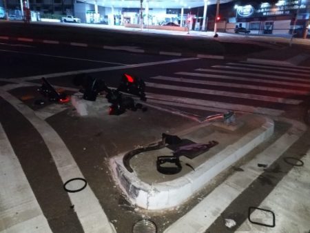 Motorista bate automóvel e arranca semáforo na Av. da Emancipação com Av. Olívio Franceschini