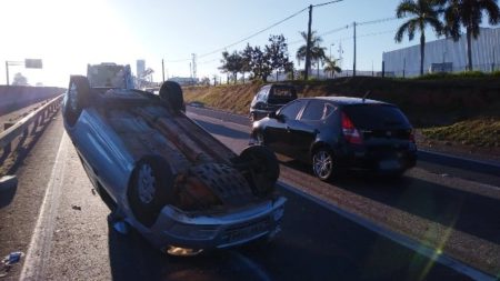 Colisão entre veículos na rodovia SP-101 resulta em capotamento e lentidão no trânsito