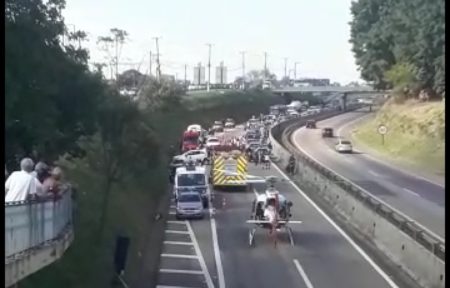 Águia da PM pousa na SP-101, mas não precisou fazer resgate