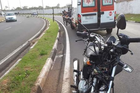 Colisão de moto em poste, deixa jovem ferido