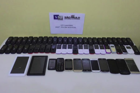 Agentes prisionais impedem a entrada de mochila com eletrônicos no CPP Ataliba