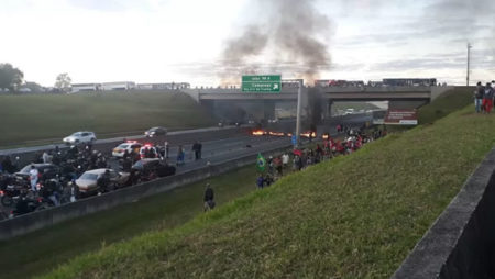 Manifestante bloqueam vias em Campinas