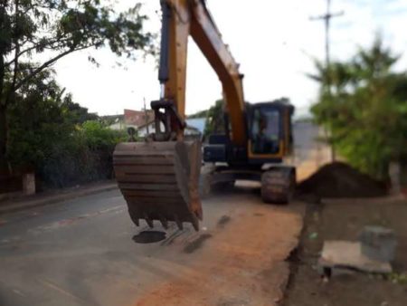 Prefeitura e Sabesp consertam rede de águas pluviais no Jd. São Camilo