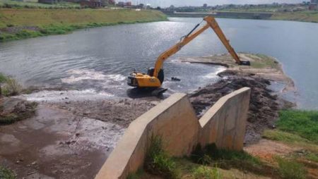 Prefeitura realiza limpeza no espelho d’água do Lago da Fé