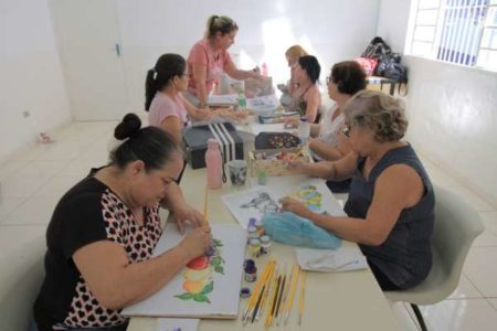 Aulas gratuitas de pintura em tecido do Viva Mais agora serão no CRAM