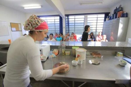 Aproveitamento integral de alimentos é ensinado a entidades em oficina