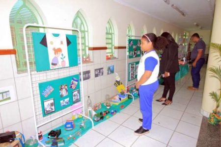 Estudantes aprendem a reutilizar materiais recicláveis