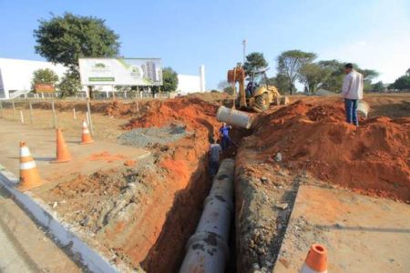 Área onde ficará nova rua entre Havan e Hospital recebe tubos de drenagem