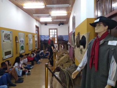 Alunos do Programa Educação para o Trabalho visitam Centro de Memória