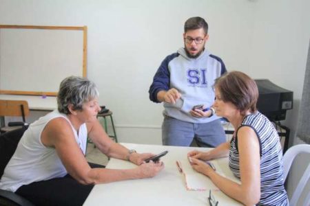 Curso da Prefeitura ensina idoso utilizar tecnologias do celular