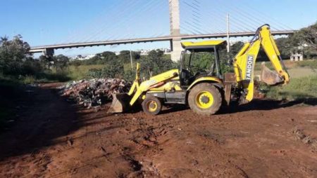 Prefeitura retira entulho descartado embaixo da Ponte Estaiada