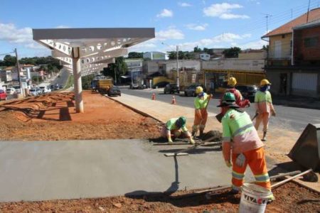 Paradas de ônibus recebem acessibilidade na região do Jd. Novo Ângulo