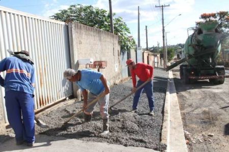 Rua Pará recebe calçada para pedestres